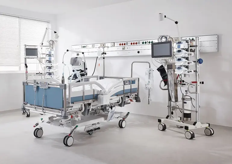 Pflegeumgebung, Intensivstation zeigt das Sicuro tera mit Zubehör und Geräten