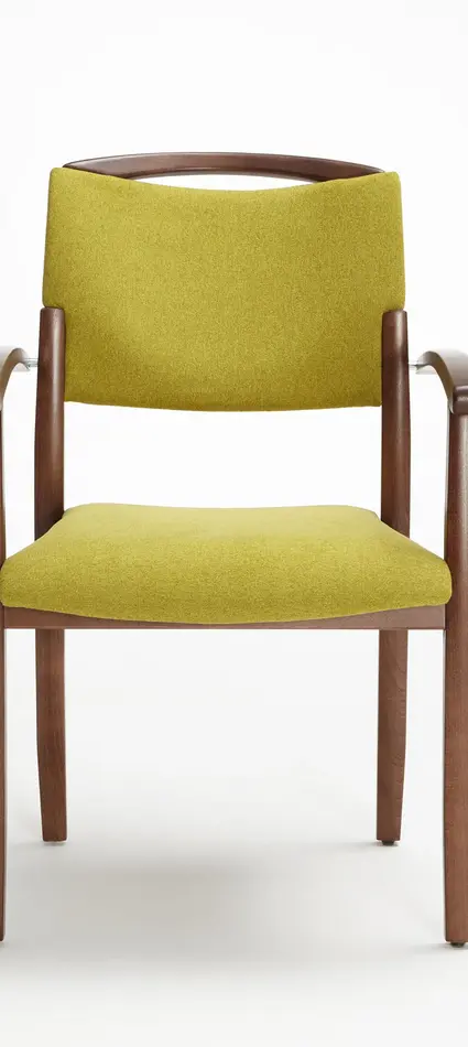 Modell Fena als Stapelstuhl mit Armlehnen und Griffbügel