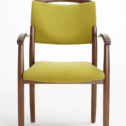 Modell Fena als Stapelstuhl mit Armlehnen und Griffbügel