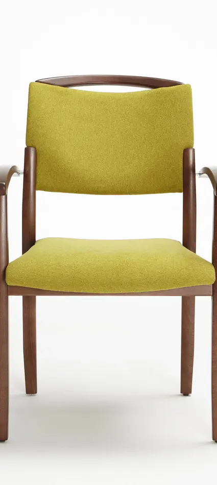 Modell Fena als Stapelstuhl mit Armlehnen und Griffbügel