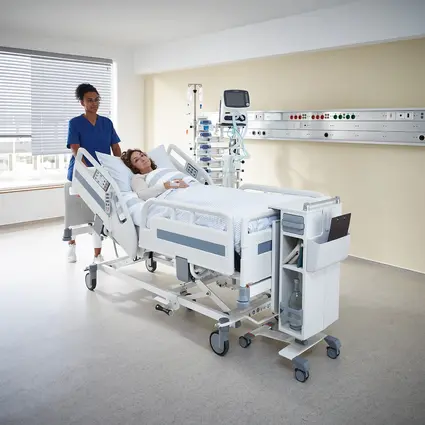 Le soignant déplace Evario un lit d'hôpital avec de bonnes caractéristiques de conduite