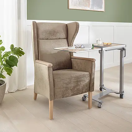 Leunstoel Luna met bijzettafel en drank in moderne zorgkamer