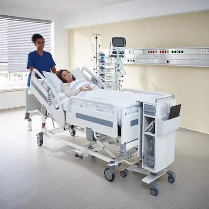 Verzorgers verplaatsen het Evario one ziekenhuisbed met goede rijeigenschappen