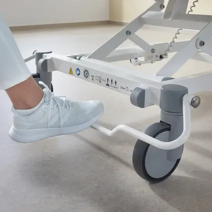 El cuidador empuja a Evario en una cama de hospital por el pasillo del hospital.