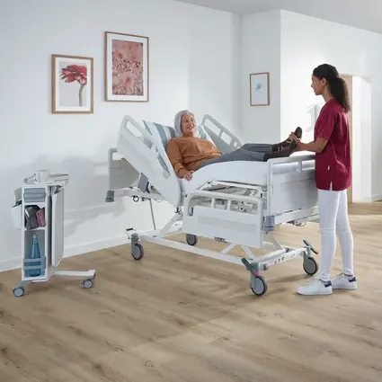 Individuelle Arbeitshöhe des Evario one Krankenbetts einstellbar