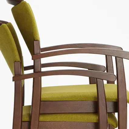 Stapelbare Fena-Stühle erleichtern Raumpflege