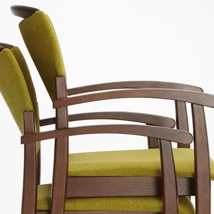 Stapelbare Fena-Stühle erleichtern Raumpflege