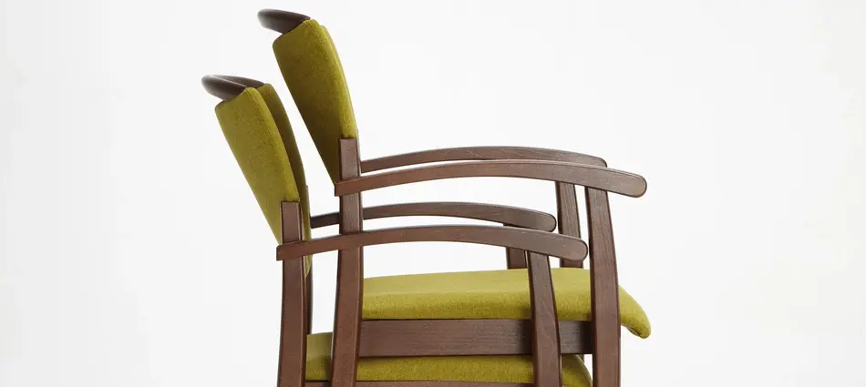 Stapelbare Fena-Stühle erleichtern Raumpflege