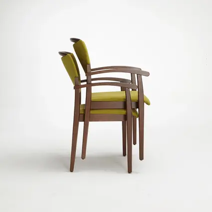 Les chaises empilables Fena facilitent l’entretien des pièces