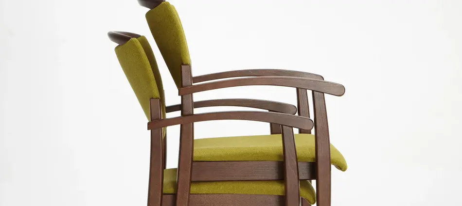 Stapelbare Fena-Stühle erleichtern Raumpflege