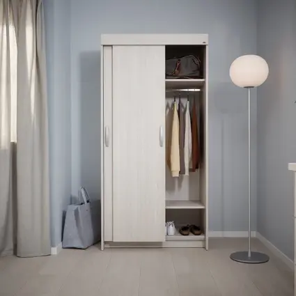 Offener Kleiderschrank mit Schiebetür in heller Holzoptik mit Kleidung und Schuhen