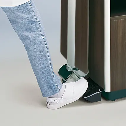 Abkoppeln des Betttisches am Nachttisch Combino