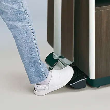 Abkoppeln des Betttisches am Nachttisch Combino