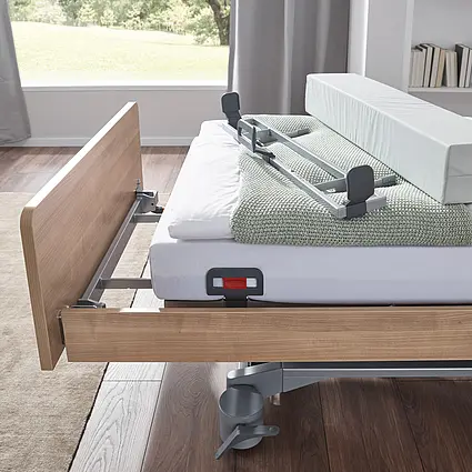 Elvido Pflegebett mit serienmäßiger Bettverlängerung um 20 cm für mehr Liegekomfort.