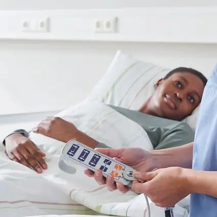 Opiekunka odblokowuje funkcje Evario one za pomocą klucza magnetycznego