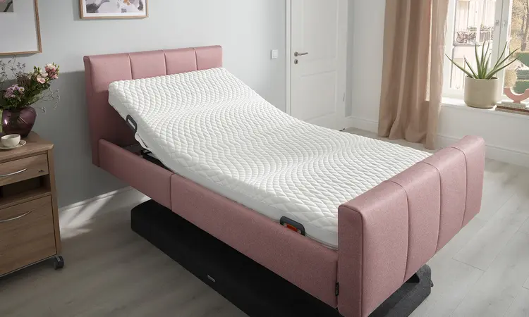 Die Matratze Sky living liegt ohne Bettlacken auf dem Komfortbett Libra deluxe