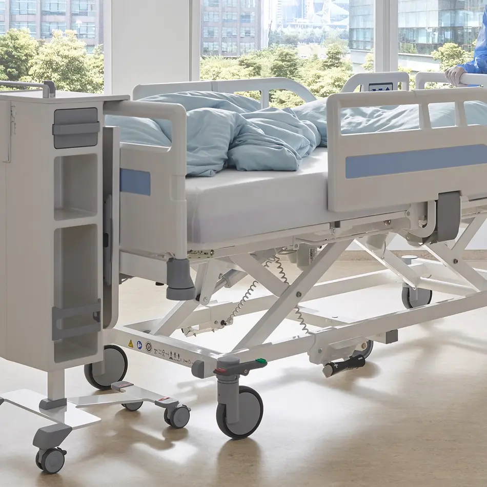 Członek personelu dekontaminacyjnego wypycha łóżko z pokoju, a szafka przyłóżkowa Quado jest wygodnie przymocowana do łóżka.