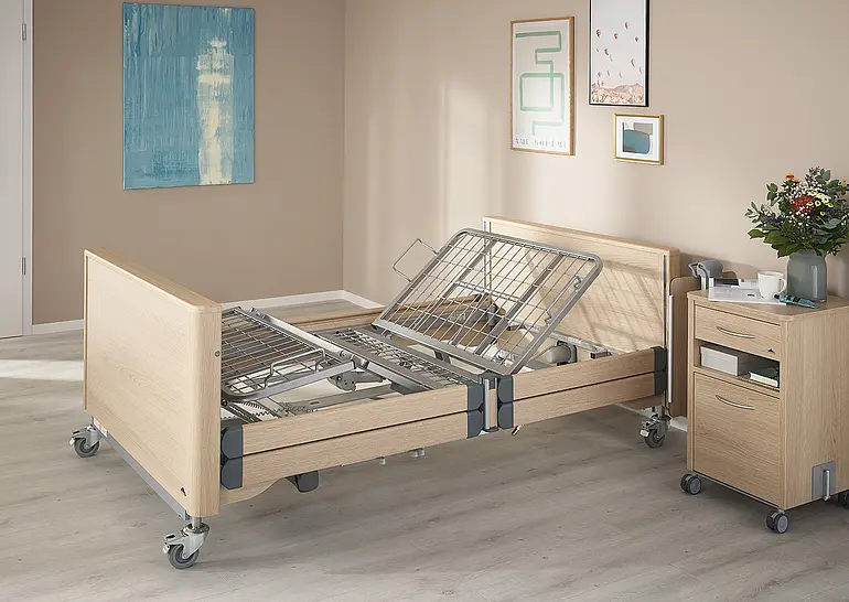 Cama hospitalar de alta resistência Arena com estrado metálico ajustável e encosto elevado.