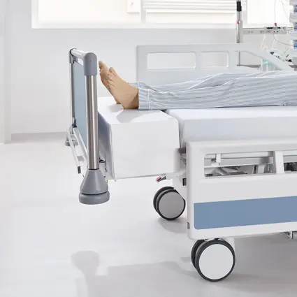 Sicuro tera Krankenhausbett mit ausgezogener Bettverlängerung für mehr Liegefläche