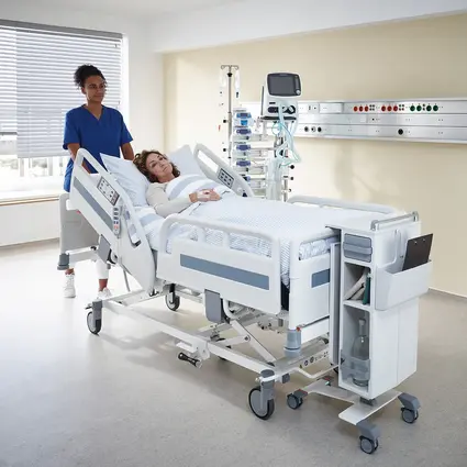 Pflegekraft bewegt Evario one Krankenhausbett mit guten Fahreigenschaften