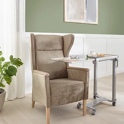 Hochlehnsessel Luna mit Beistelltisch und Getränk in modernem Pflegezimmer