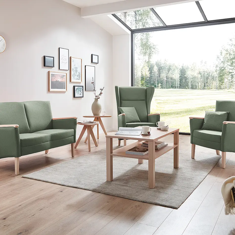 Sala de estar con sofá Luna, sillones y mesa en un ambiente luminoso