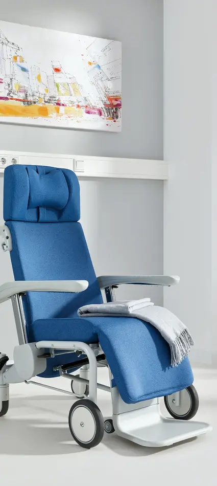 When the backrest on the Ravello curo is reclined, the lower leg rest is raised together with the fixed position footrest.