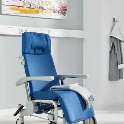 When the backrest on the Ravello curo is reclined, the lower leg rest is raised together with the fixed position footrest.