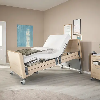 Arena Schwerlast Pflegebett mit elektrisch aufgerichteter Rückenlehne und ergonomischer Sitzposition.