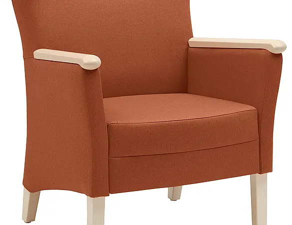 Fauteuil rembourré Luna couleur terracotta avec pieds en bois clair