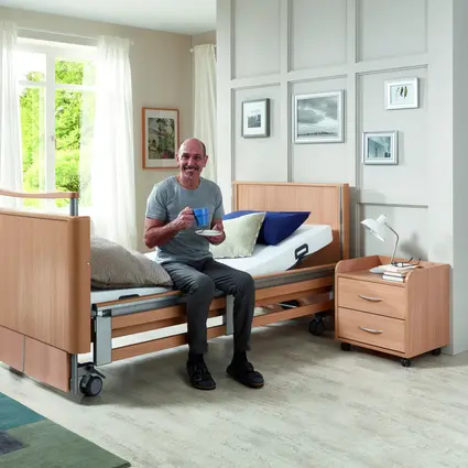 Stufenlose Verstellung des Pflegebettes Inovia