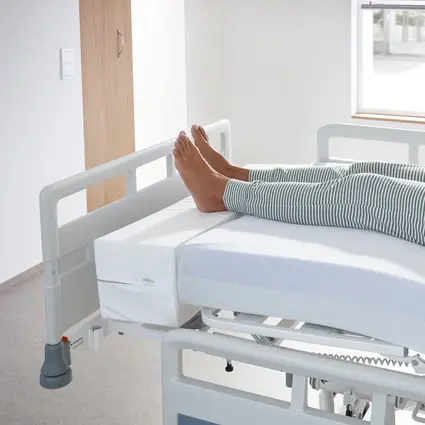 Evario one mit Bettverlängerung und ausgeklapptem Fußteil