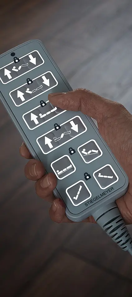 Beleuchteter Handschalter für das Elvido Pflegebett zur einfachen Steuerung der Verstellfunktionen.