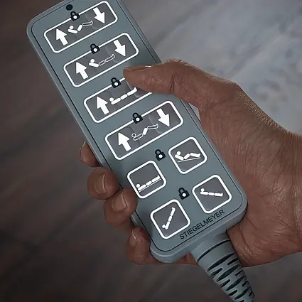 Beleuchteter Handschalter für das Elvido Pflegebett zur einfachen Steuerung der Verstellfunktionen.