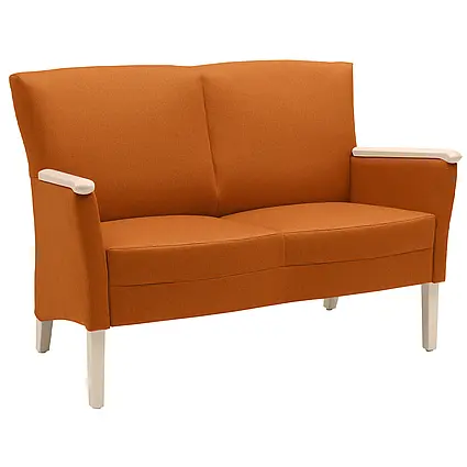 Tweezitsbank Luna in oranje met lichte houten poten