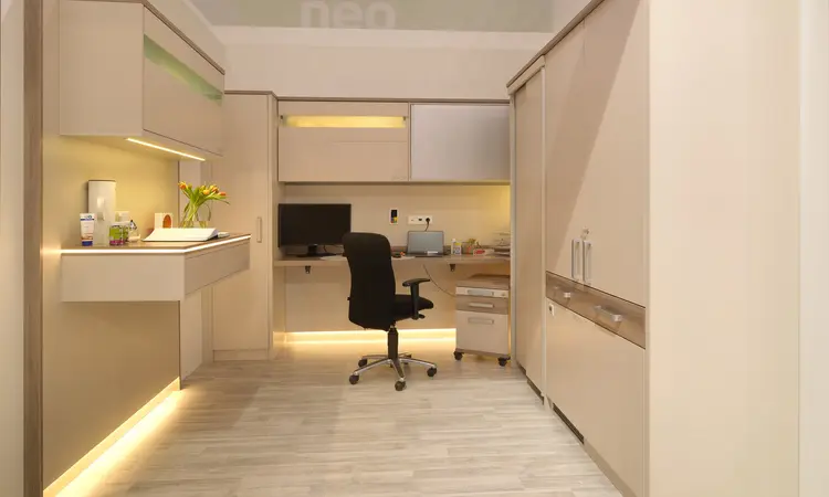 Modernes Raumkonzept für ein Pflegezimmer mit funktionalen und wohnlichen Objektmöbeln von Stiegelmeyer