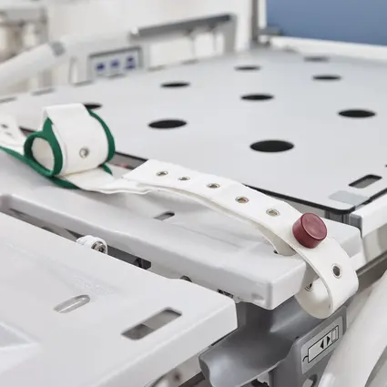 Hygienische Liegefläche des Sicuro tera Krankenhausbetts mit angebrachtem Fixiergurt