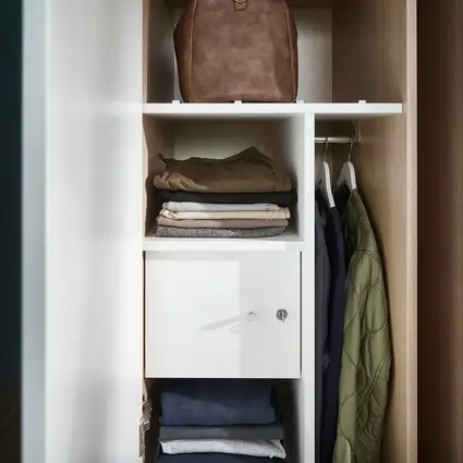 Detailaufnahme vom Wertfach im Kleiderschrank