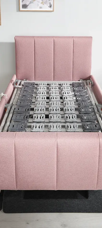 La cama lifestyle Libra - variante deluxe sin colchón, mostrando la extensión de la anchura de la cama en el somier de láminas, tanto en el lado izquierdo como en el derecho, en el cabecero y en los pies.