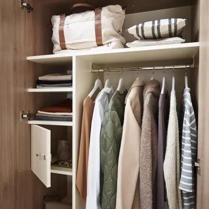Offener Kleiderschrank mit Kleidung, Fächern und Safe in Holzoptik