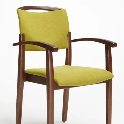 Modell Fena als Stapelstuhl mit Armlehnen und Griffbügel