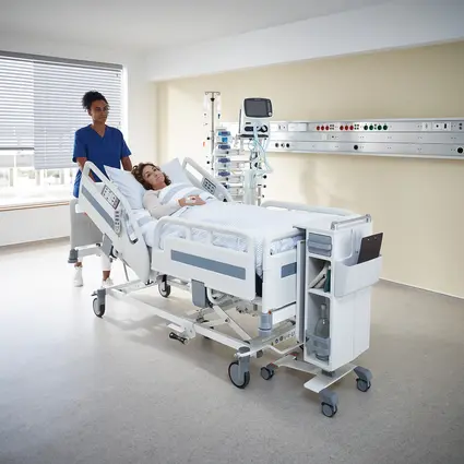 O cuidador move a cama hospitalar Evario one com boas características de condução