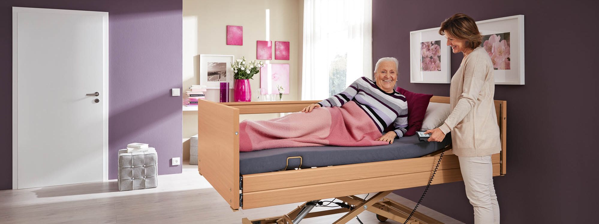 Ergonomiczna opieka dzięki dużemu zakresowi regulacji wysokości w łóżkach z serii Westfalia
