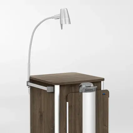 Nachttisch Combino im Holzdekor Marone, einem dunklen Braunton. Der Nachttisch ist zusätzlich mit einer Leselampe ausgestattet.