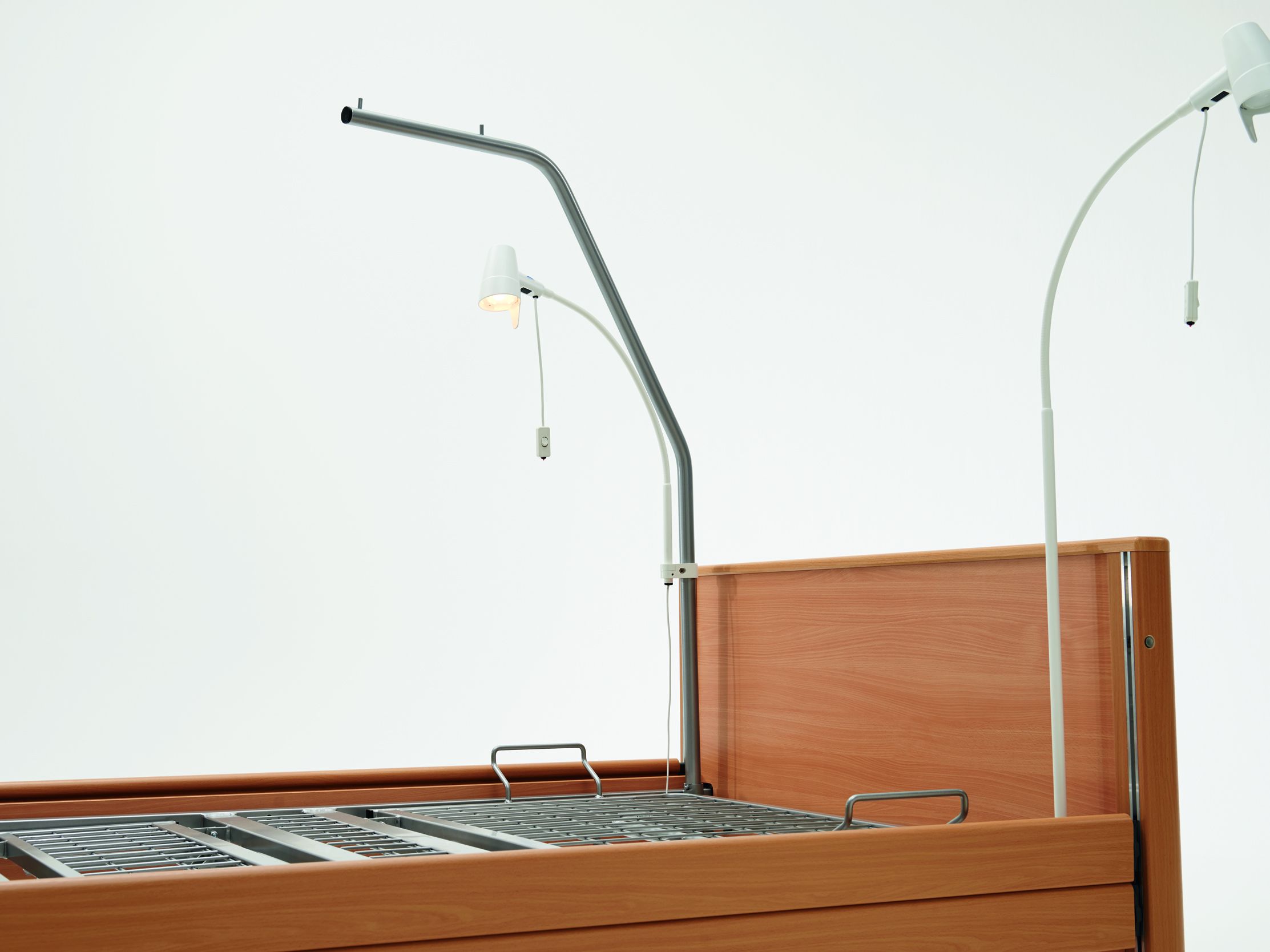 Lifting pole and reading lamps for enhanced comfort in the Gigant heavy-duty bed