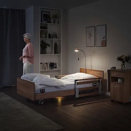 Asukas nousee yöllä vuoteesta, ja Elvido vervo -hoitovuoteen Out-of-Bed-järjestelmä ilmoittaa liikkeestä hoitajien kansliaan.