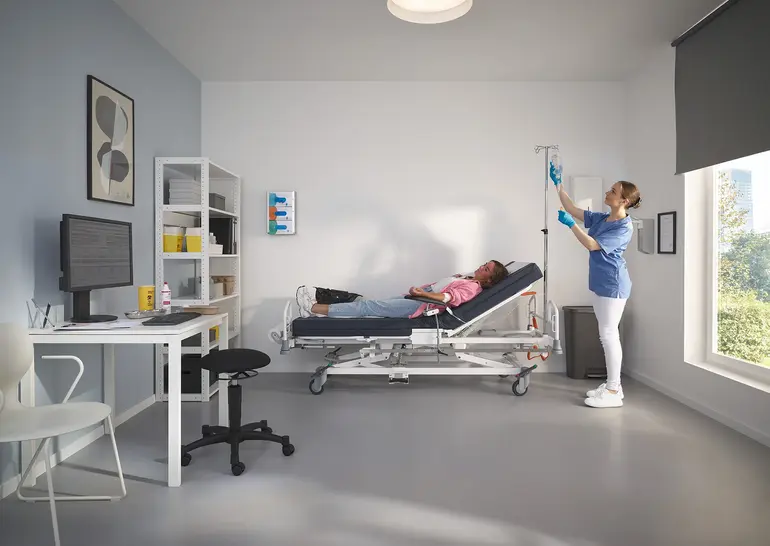 Evario one Krankenhausbett ohne Seitengitter für ungehinderten Zugang zum Patienten und flexible Pflege.