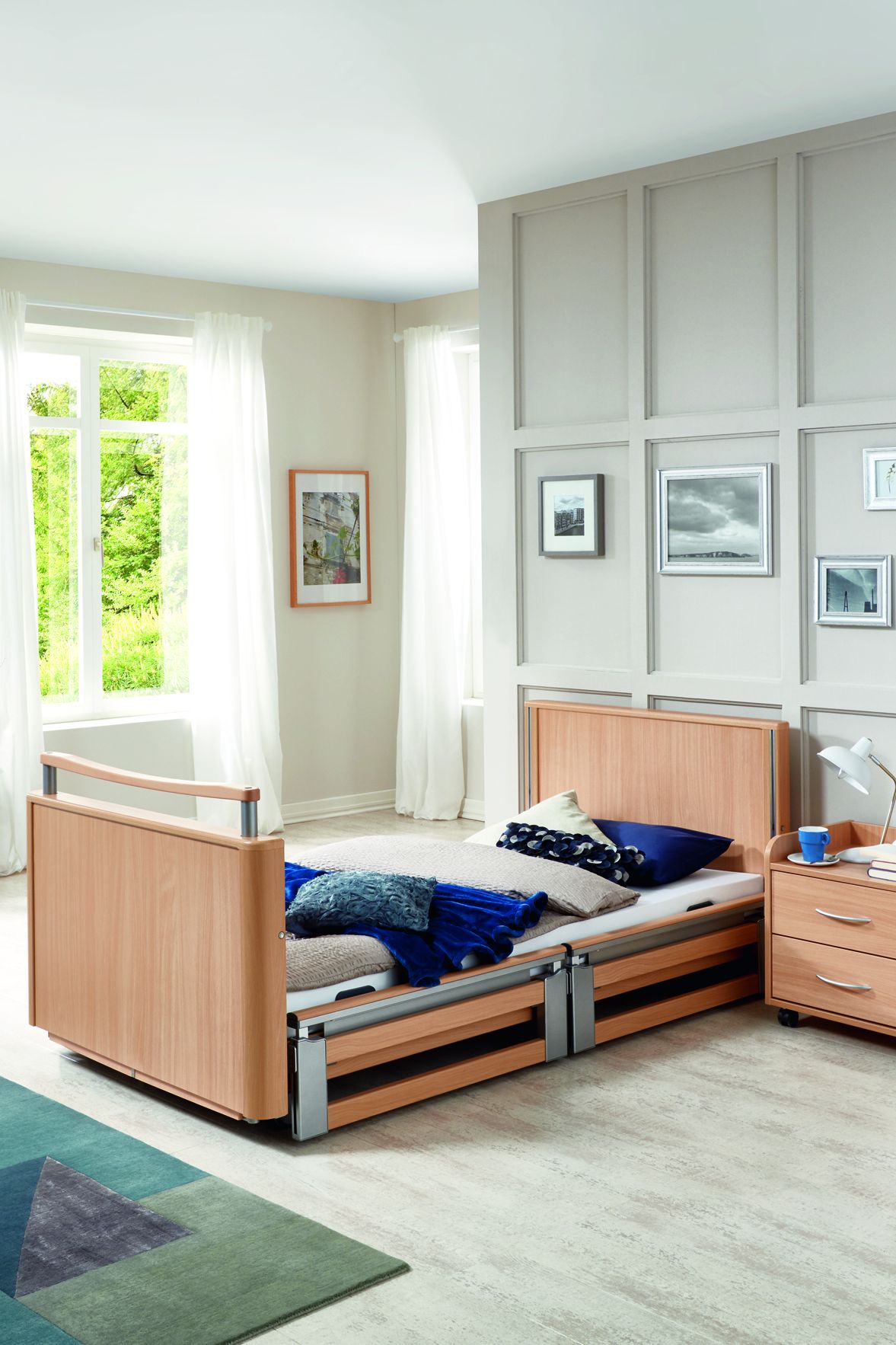 Optional telescopic safety side of the Inovia care bed