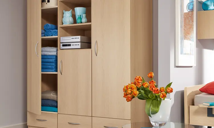 Schrankmöbel Lindberg im Raumkonzept mit hellem Holzdekor, Teil des Adrano-Möbelsystems für Pflege und Klinik