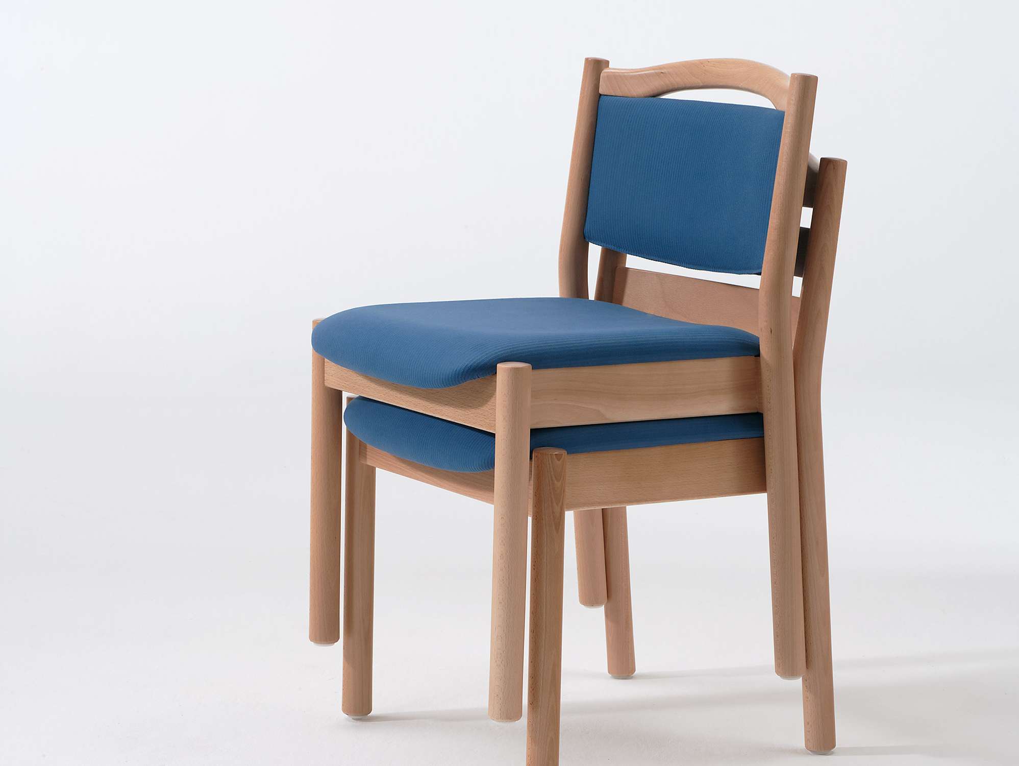 Stapelbare stoelen uit de meubelserie Primo